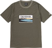 DAIWA DE-6523 Graphic T-Shirt Surf (Ash Olive) M